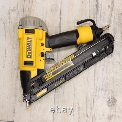 Dewalt DWFP72155 Pistolet à clous de finition angulaire DA de précision pneumatique de 15 gauge