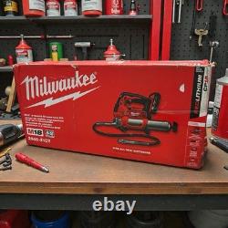 Kit de pistolet à graisse sans fil Milwaukee 2646-21CT M18 à 2 vitesses avec (1) batterie/chargeur de 3Ah